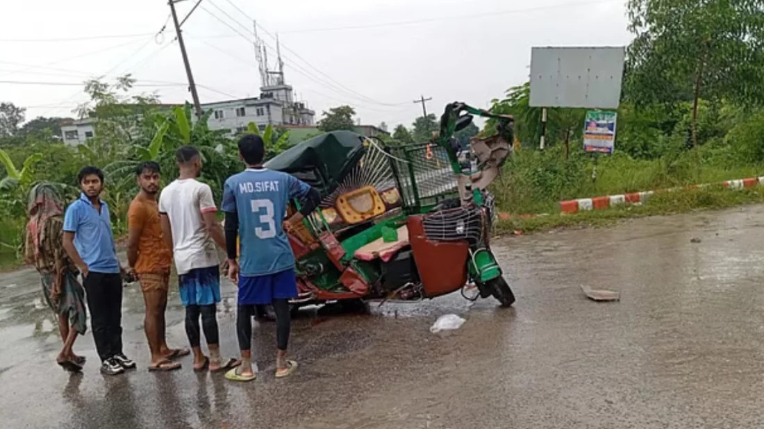 গাজীপুরে ট্রাকের ধাক্কায় দুমড়ে-মুচড়ে গেছে অটোরিকশা, নিহত ২
